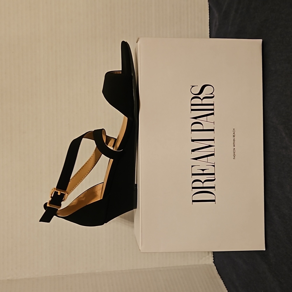 NEW IN BOX - Dream Pairs - Jones - US Size 8.5